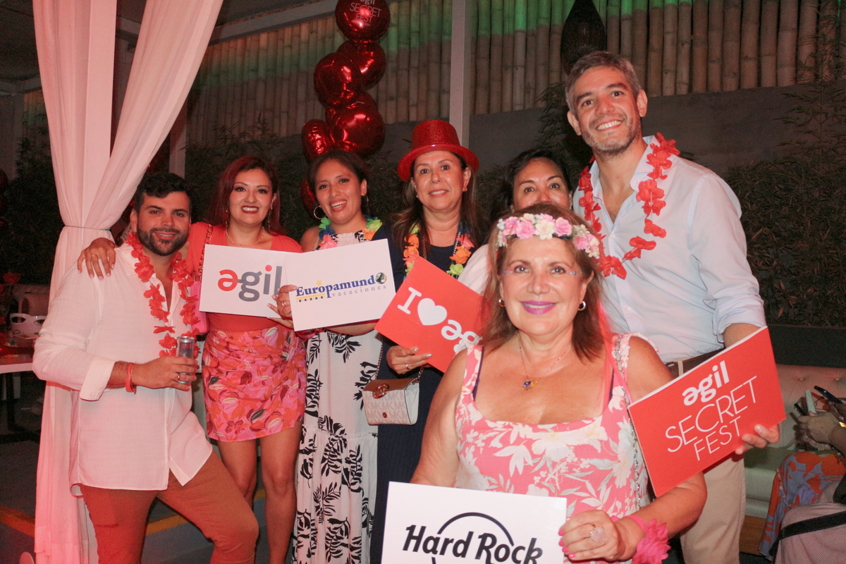 Jose Ignacio Ais y Carlos Ruiz junto a las agentes de viajes.