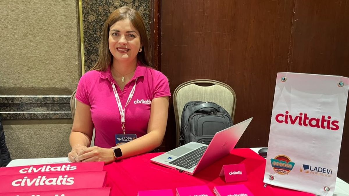 Jeniffer Vargas, de Civitatis, durante el Ladevi Workshop Bogotá 2026-2.