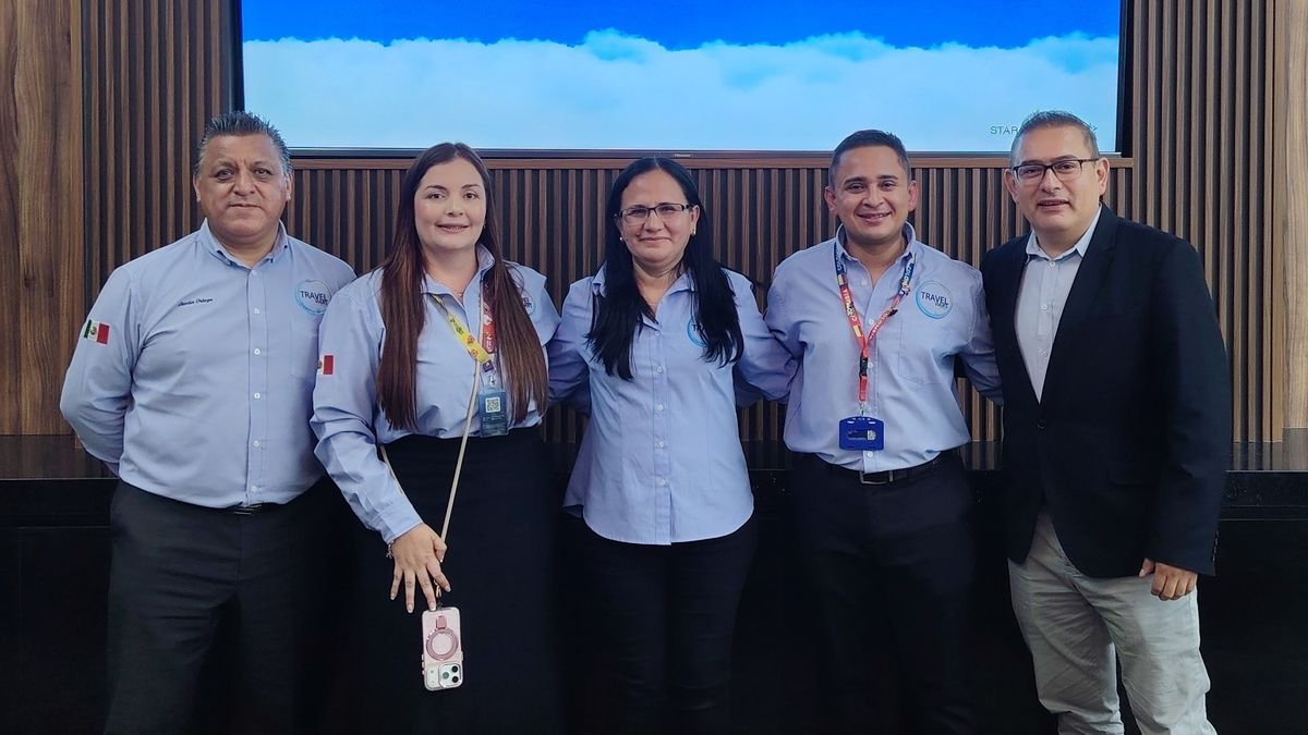 El equipo comercial de Travel Viajes Group junto a Daniel Bautista, ejecutivo comercial de Avianca.&nbsp;