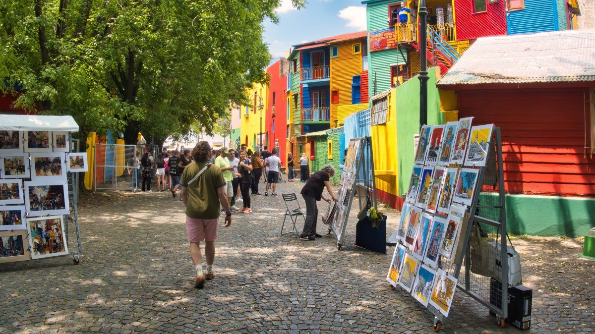 La Boca es uno de los principales atractivos entre los turistas de Buenos Aires. La Boca es uno de los principales atractivos entre los turistas de Buenos Aires.