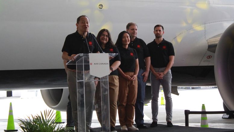 Autoridades de Air Canada en la presentación del nuevo avión Air Canada Rouge 737 MAX en Ciudad de México.