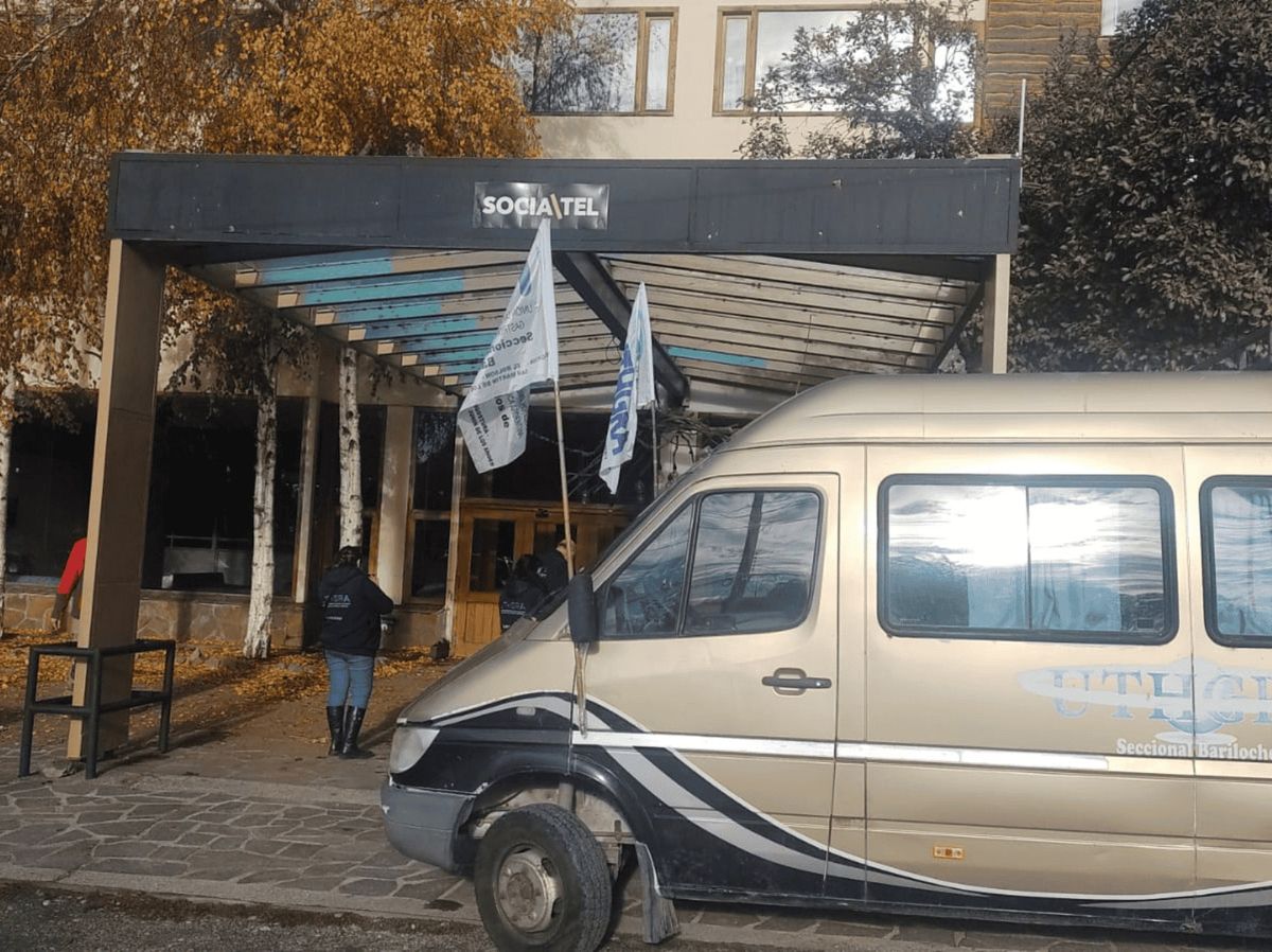 Conflicto en Bariloche: el exhotel Selina cerró sin aviso y hay empleados sin sueldo. Uthgra reclama por trabajadores despedidos.
