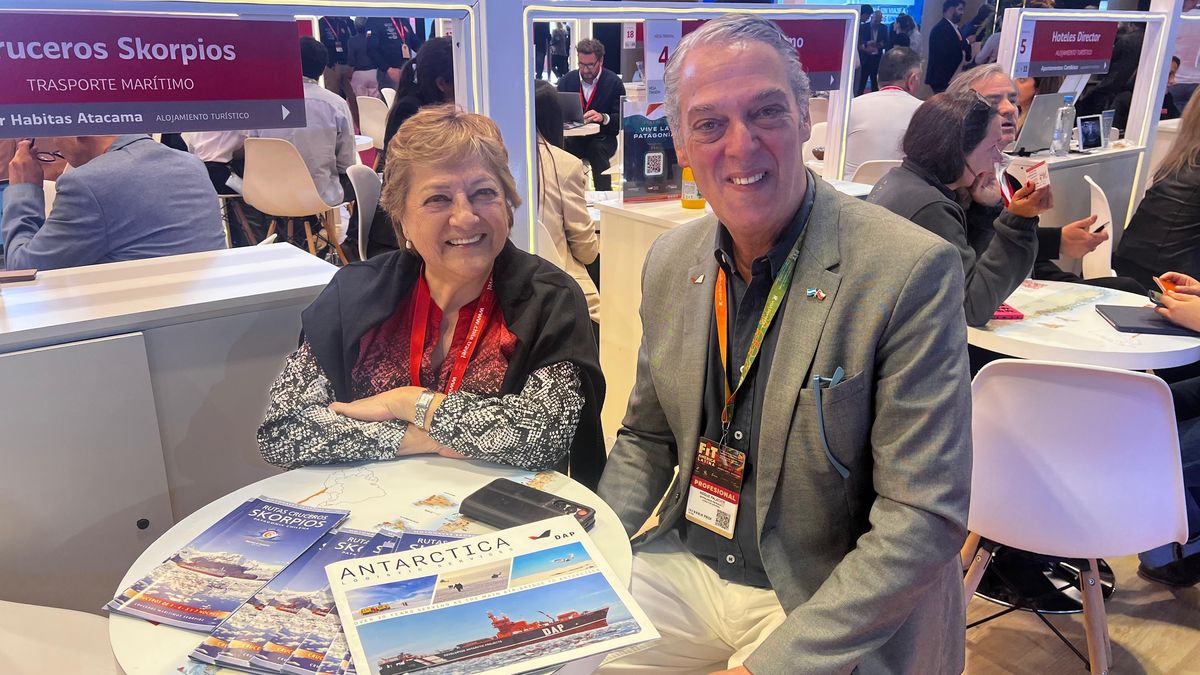 Ana María Kochifas, directora general Cruceros Skorpios; Roque Palacios, gerente de ventas Aerovías DAP.