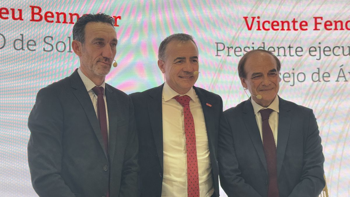 Manuel Molina, director de Hosteltur; el CEO de Soltour, Tomeu Bennasar; y el director general de Ávoris, Vicente Fenollar.