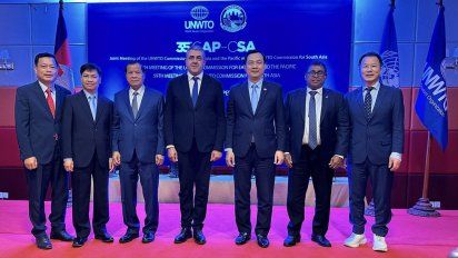 Zurab Pololikashvili, secretario General de la OMT, en el centro, posa junto a Hu Sen, primer ministro de Camboya.