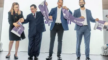 Autoridades en la inauguración del vuelo de Arajet que conecta Santo Domingo, en República Dominicana, con Toronto, en Canadá.