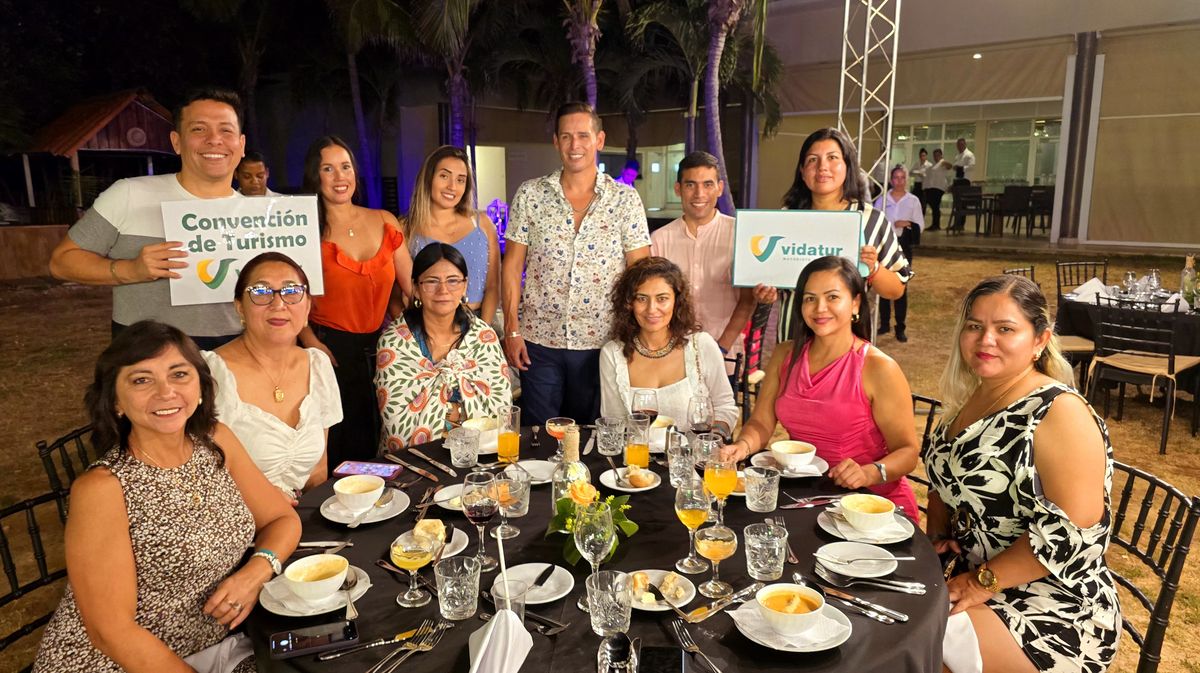 Representantes de Vidatur junto a los agentes de viajes.