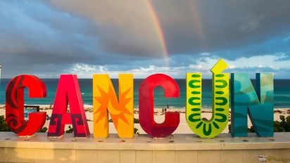 Cancún celebra sus reconocimientos en playas de turismo sostenible.