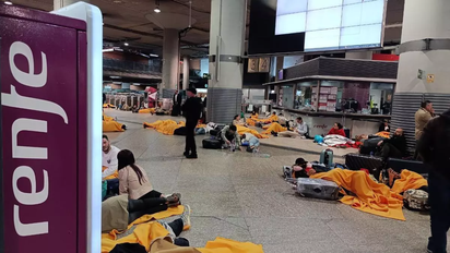 Pasajeros atrapados en la estación de Atocha tras el apagón eléctrico de este lunes.
