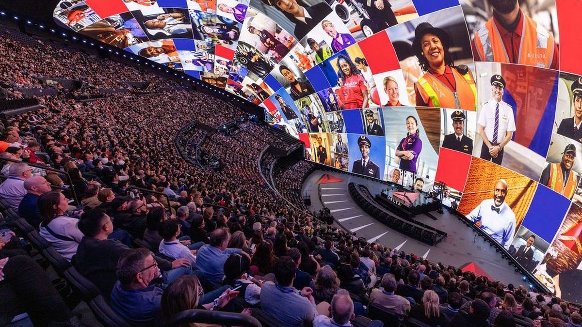 Delta Air Lines participó en Las Vegas de la CES 2025, donde se realizó un vuelo completamente inmersivo para el público, al que siguió la presentación de las nuevas tecnologías y alianzas que la empresa presentará en los próximos años. - Ladevi Medios y Soluciones Delta Air Lines participó en Las Vegas de la CES 2025, donde se realizó un vuelo completamente inmersivo para el público, al que siguió la presentación de las nuevas tecnologías y alianzas que la empresa presentará en los próximos años.