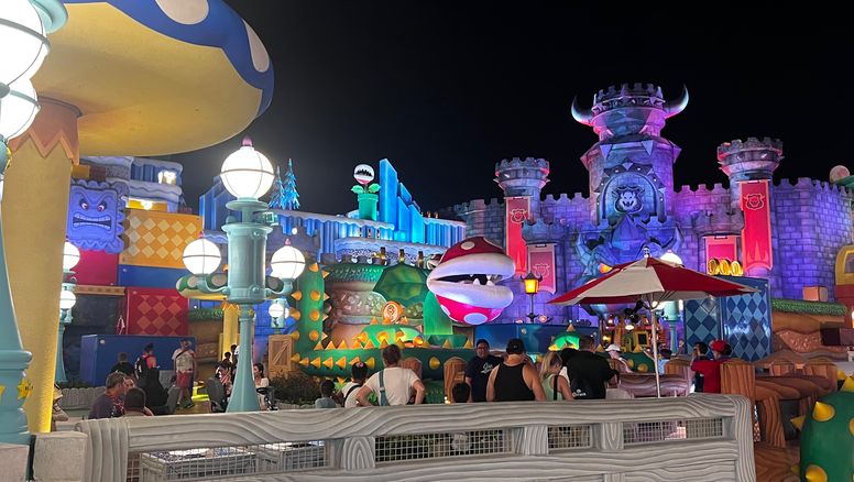 Universal Destinations & Experiences: Super Nintendo World, de noche, una experiencia todavía mejor gracias al provecho de los colores, luces y texturas.