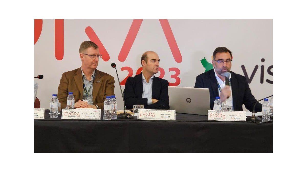 La plana mayor de Europamundo Vacaciones da las palabras de bienvenida a la 26 Convención 2023 que se realiza en Évora. Luís García Codrón, funder; Berend  Lund Christian, presidente; Gabriel Sánchez, secretario consejero y Alejandro de la Osa, CEO.