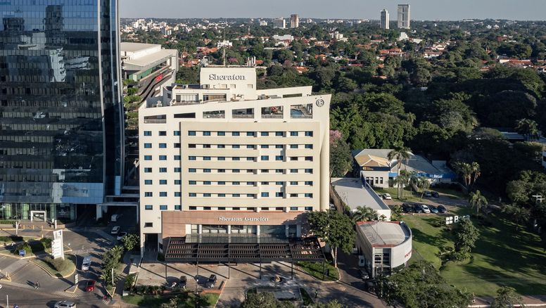 El renovado Sheraton ]Asunción Hotel se levanta en una ubicación estratégica de la capital paraguaya.