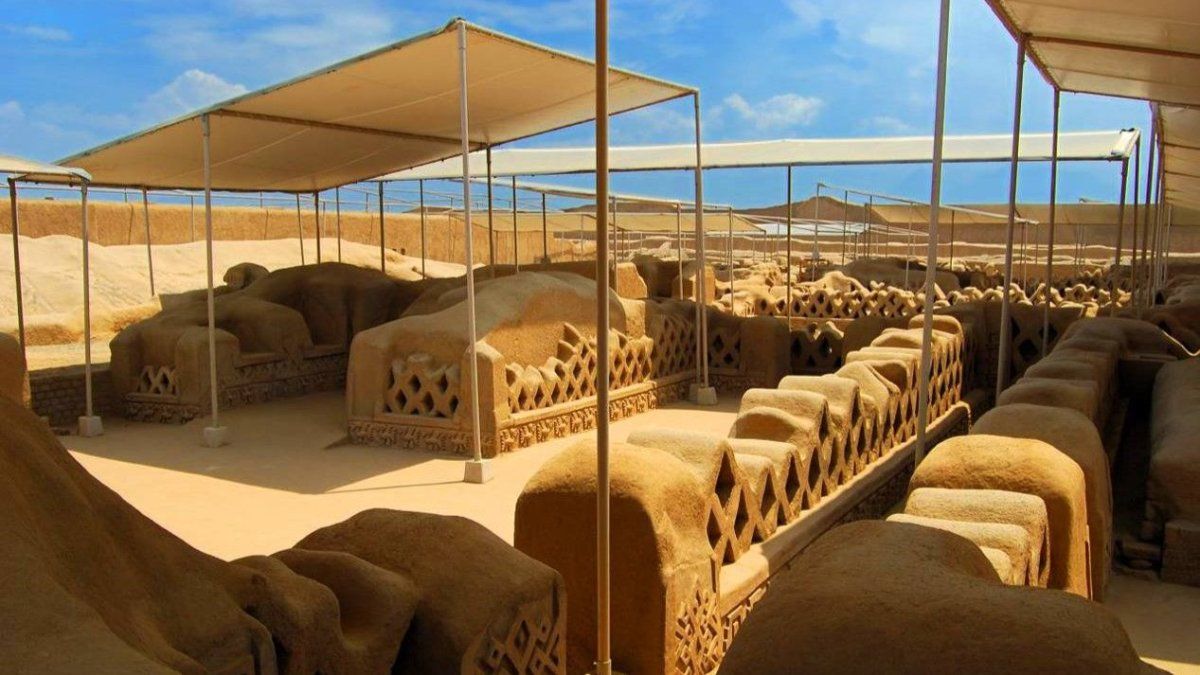 Turismo religioso en Perú: en Trujillo se encuentra la impresionante ciudadela de barro de Chan Chan, la más grande de América precolombina.