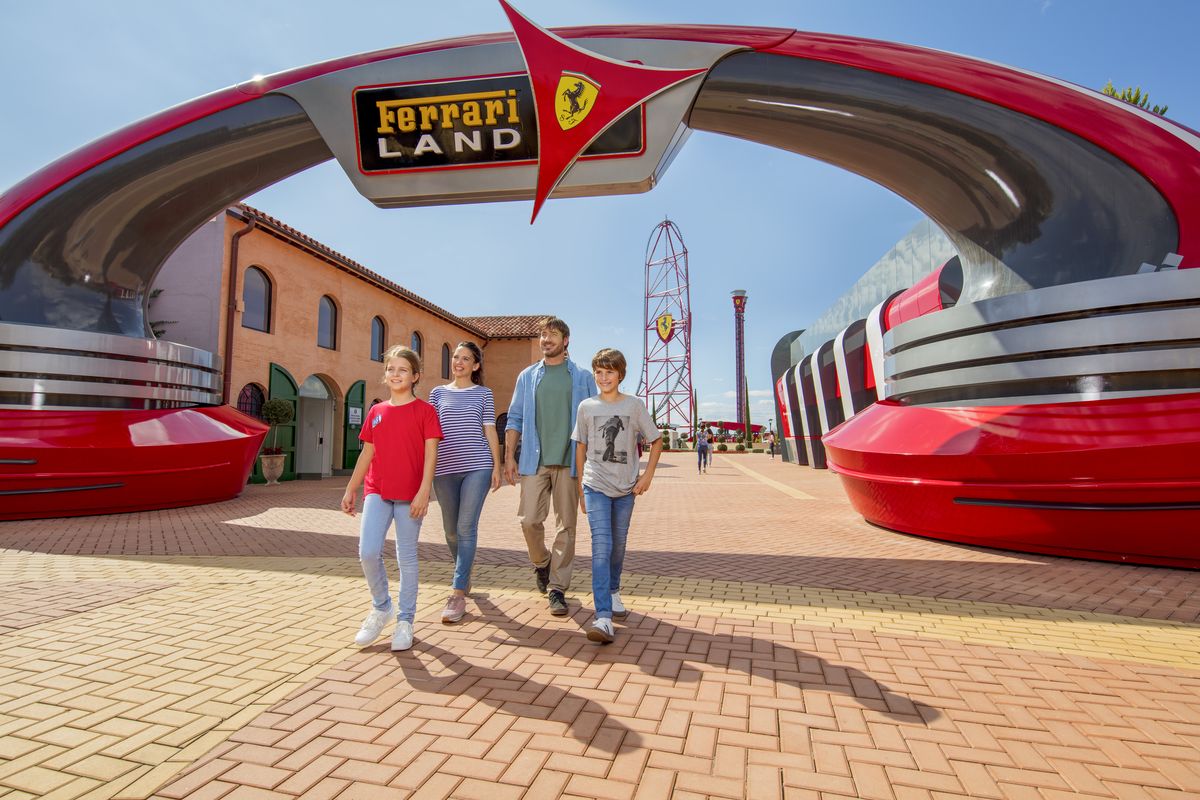 Cataluña: al sur de Barcelona se encuentra&nbsp;el PortAventura World y sus tres parques: PortAventura Park -&nbsp;Ferrari Land -&nbsp;Caribe Aquatic Park