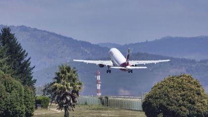 Avión despegando desde el aeropuerto de Vigo (Galicia).