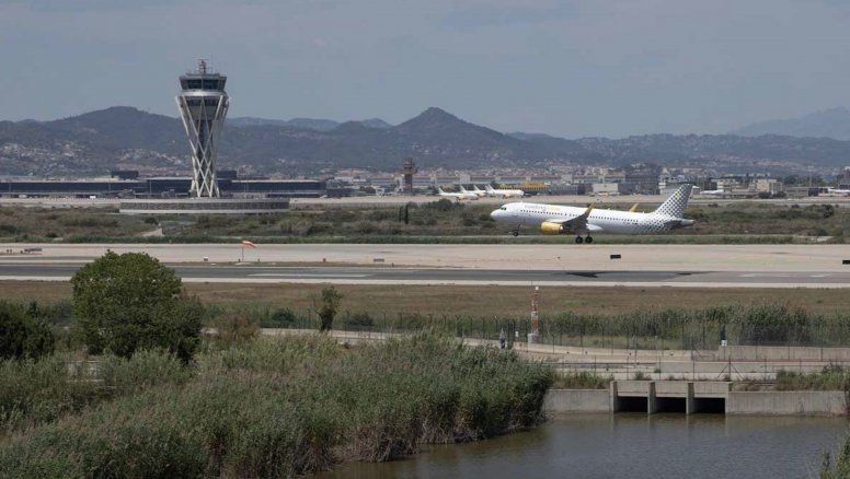 Avion de Vueling despegando desde el aeropuerto del Prat.