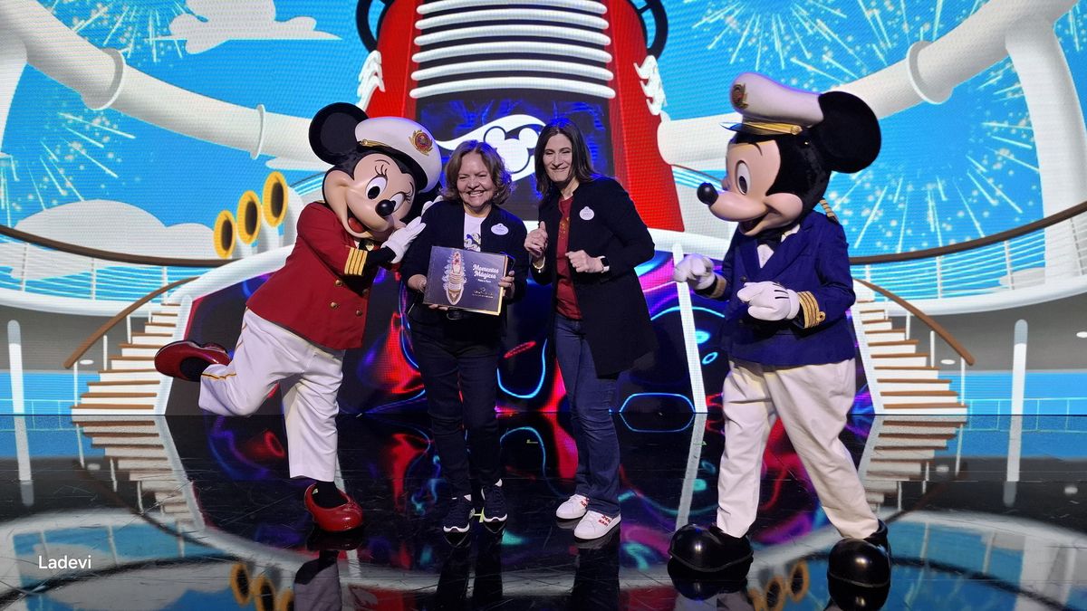 Elena Outlan y Julieta De Grazia, de Disney Destinations, junto a Mickey y Minnie. - Ladevi Medios y Soluciones Elena Outlan y Julieta De Grazia, de Disney Destinations, junto a Mickey y Minnie.