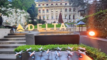 Las distinciones de Delta Air Lines con el Palacio Duhau como telón de fondo.