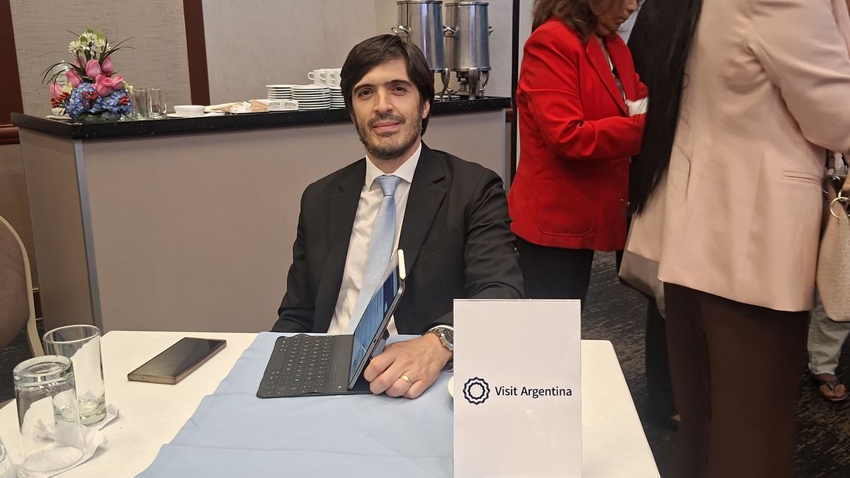 Diego González, secretario y jefe de la sección cultural de la Embajada Argentina en Perú. Diego González, secretario y jefe de la sección cultural de la Embajada Argentina en Perú.