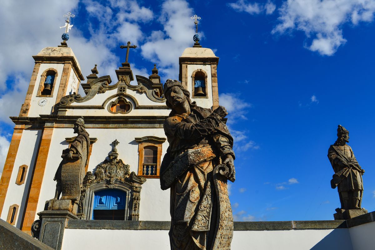 Minas Gerais: la Iglesia de Bom Jesus en Congonhas es conocida por las esculturas de los 12 apóstoles creadas por Aleijadinho, obra cumbre del barroco latinoamericano. Minas Gerais: la Iglesia de Bom Jesus en Congonhas es conocida por las esculturas de los 12 apóstoles creadas por Aleijadinho, obra cumbre del barroco latinoamericano.