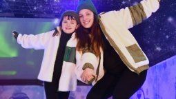 Vacaciones de inviernoen la Costa Atlántica: la pista de hielo real de Mundo Marina está pensada paraadultos y niños.&nbsp;