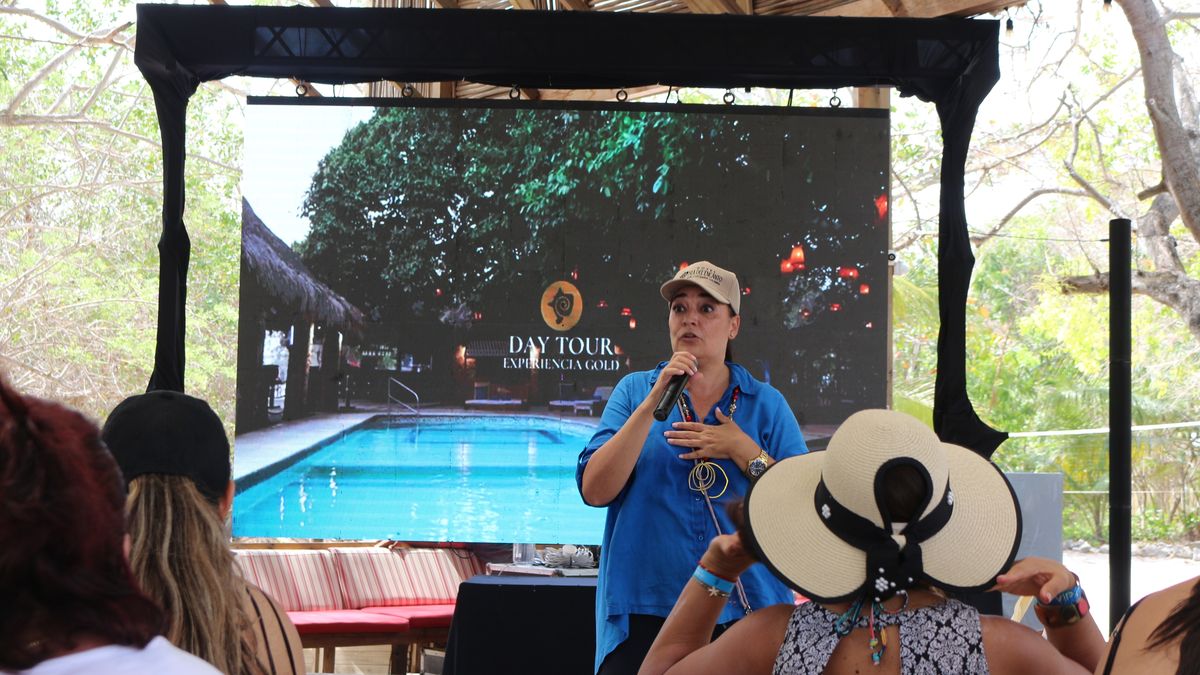 Capacitación con Ginella Medina, representante del Hotel Isla del Encanto.