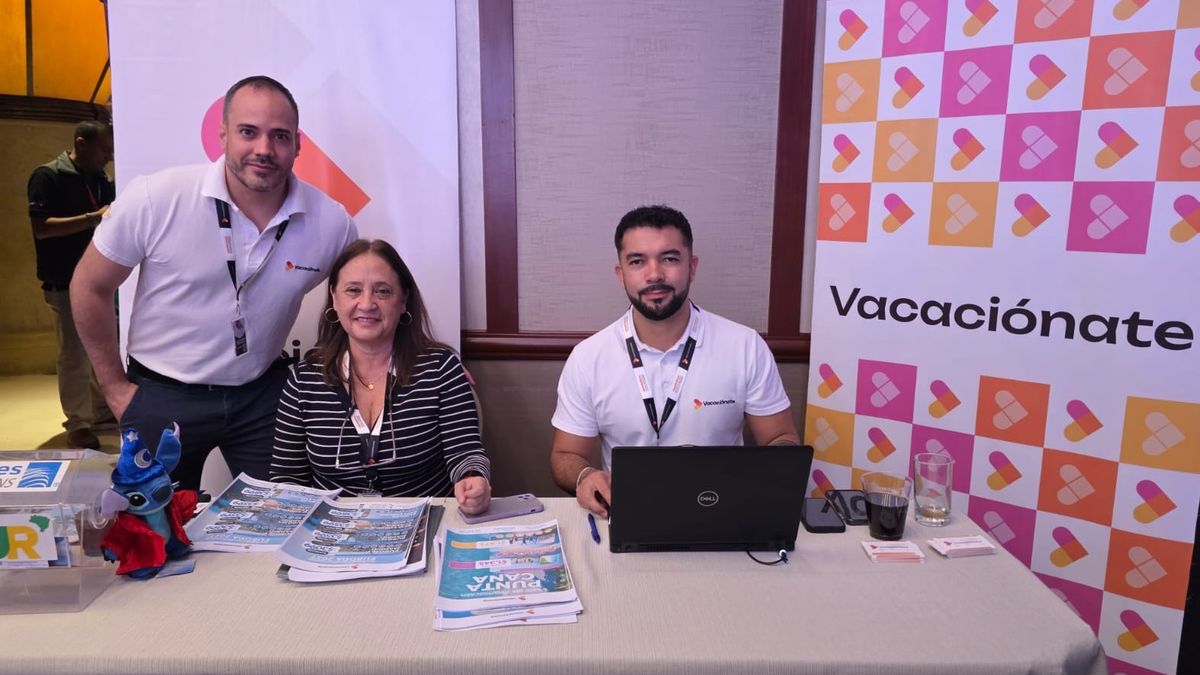Alejandro Gravano, ejecutivo comercial, Maria Cecilia Vera, ejecutiva comercial, y Gerardo Robles, ejecutivo comercial de Vacaciónate.