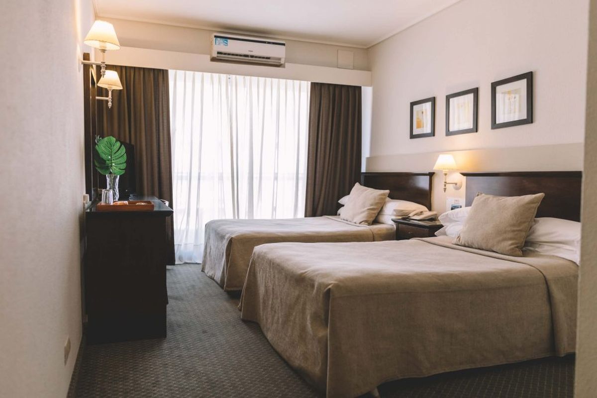 El tradicional hotel de Mar del Plata cuenta con 132 habitaciones divididas en las categorías: Single, Doble, Triple y Suite Jr.