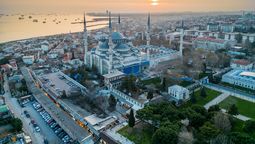 Turquía: en Estambul se puede visitar el La Mezquita Azul y la Basílica de Santa Sofía.