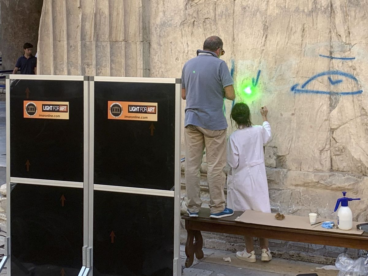 Varios expertos tratan de borrar la pintura del acto vandálico del Panteón romano. Varios expertos tratan de borrar la pintura del acto vandálico del Panteón romano.