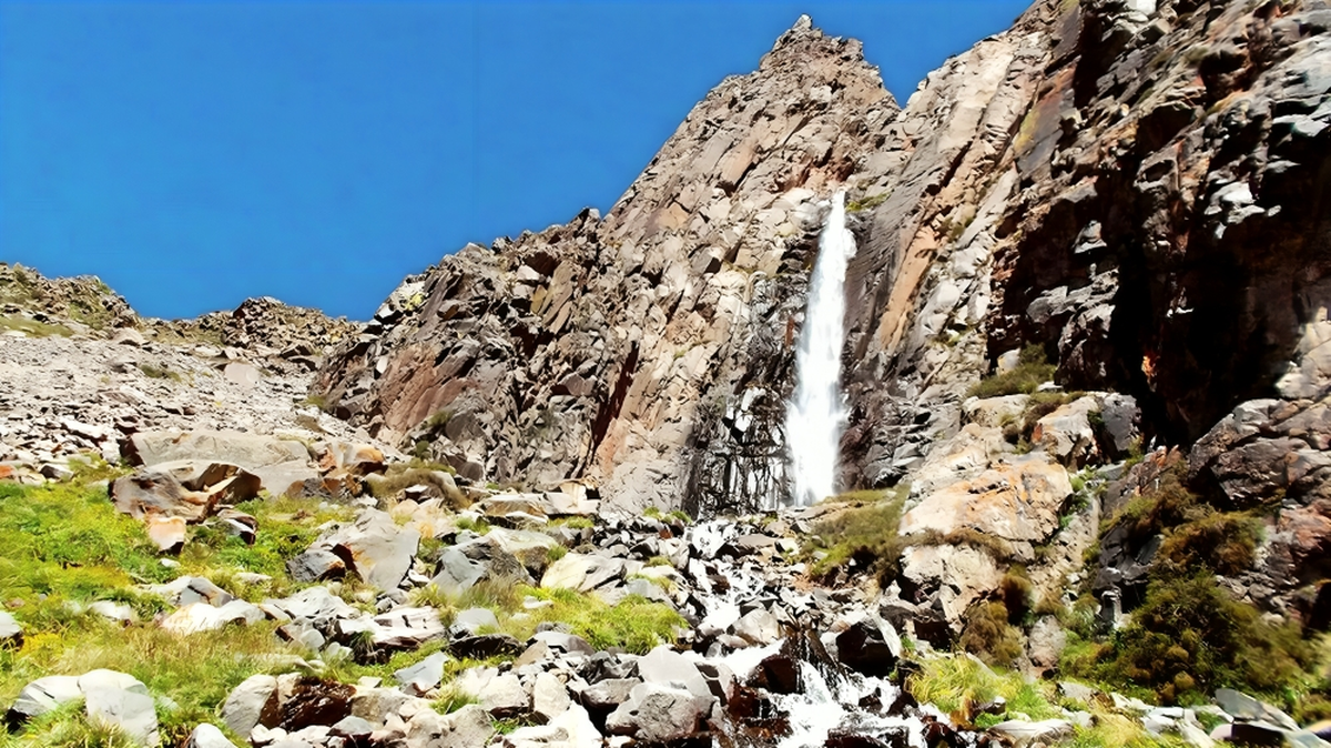 Conocé la prístina Cascada El Salto en Mendoza este verano.