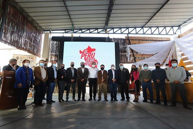 El presidente del Consejo de Ministros, Guido Bellido Ugarte y el titular de Mincetur, Roberto Sánchez Palomino; junto a autoridades locales y regionales de Huaral, en la presentación de “El Perú es sus regiones”,