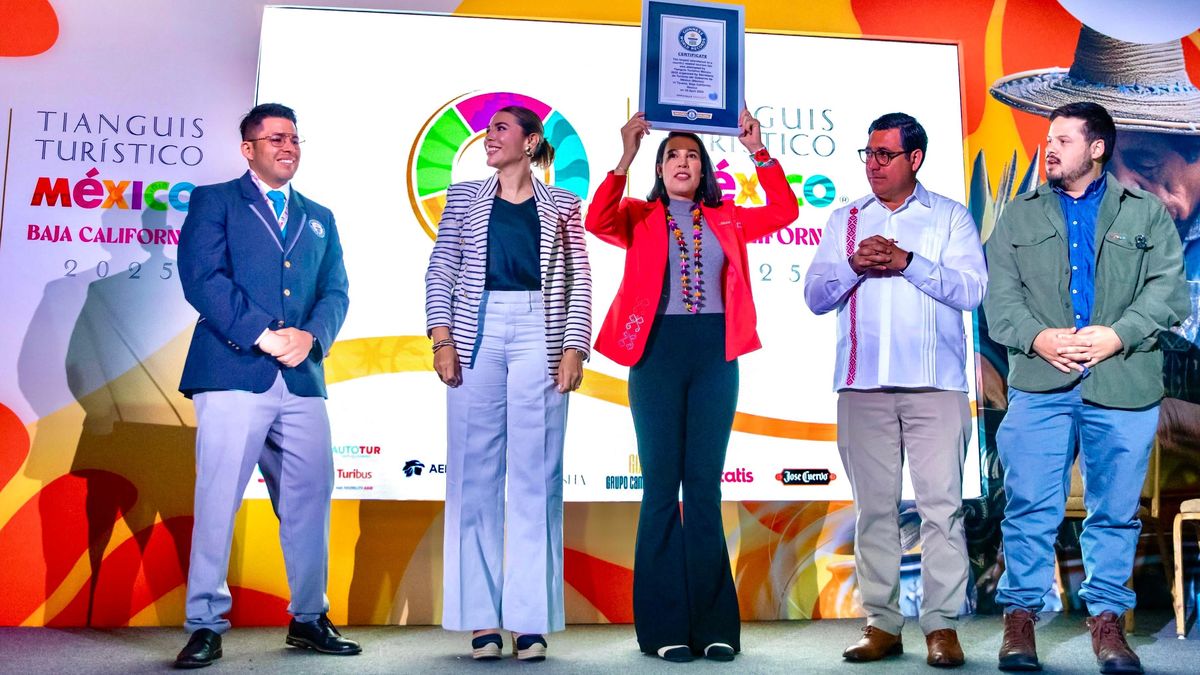 La secretaria de Turismo del Gobierno de México, Josefina Rodríguez Zamora, exhibe la placa que acredita el Récord Guiness del Tianguis Turístico 2025.