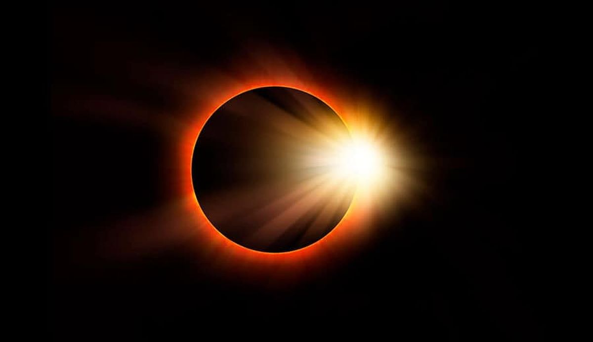 Recreación del eclipse solar de 2026 que disparará la demanda de alojamientos este verano en España.