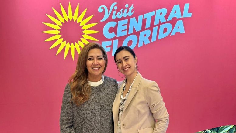 María Ojeda, representante de Legoland; y Juanita Ariza Gómez, representante de Visit Central Florida.