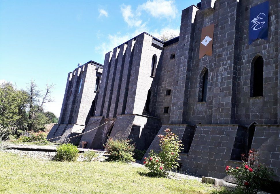 Hoteles: el castillo cuenta con 943 m² y está situado en un lote de 4.500 m². Salió a la venta en 2022 por un valor de US$ 3 millones.