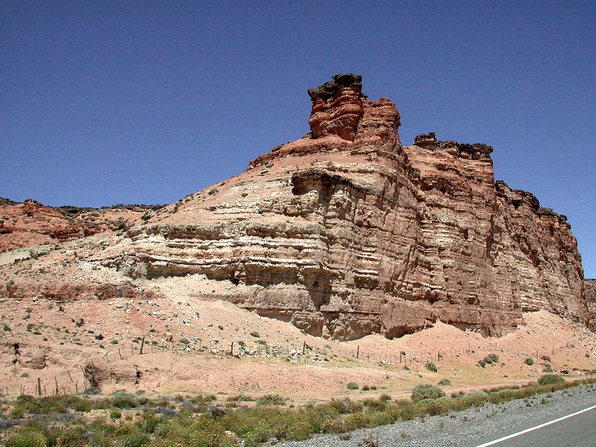 Paso de Indios cuenta con varias formaciones rocosas típicas de la meseta de la Patagonia.