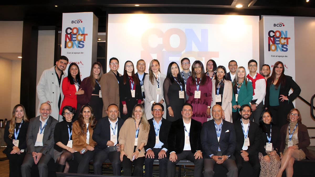 Jair Suárez, Country Manager; y Sandra Martínez, directora de Operaciones de Travel Depot; junto al equipo de BCD Travel Colombia.