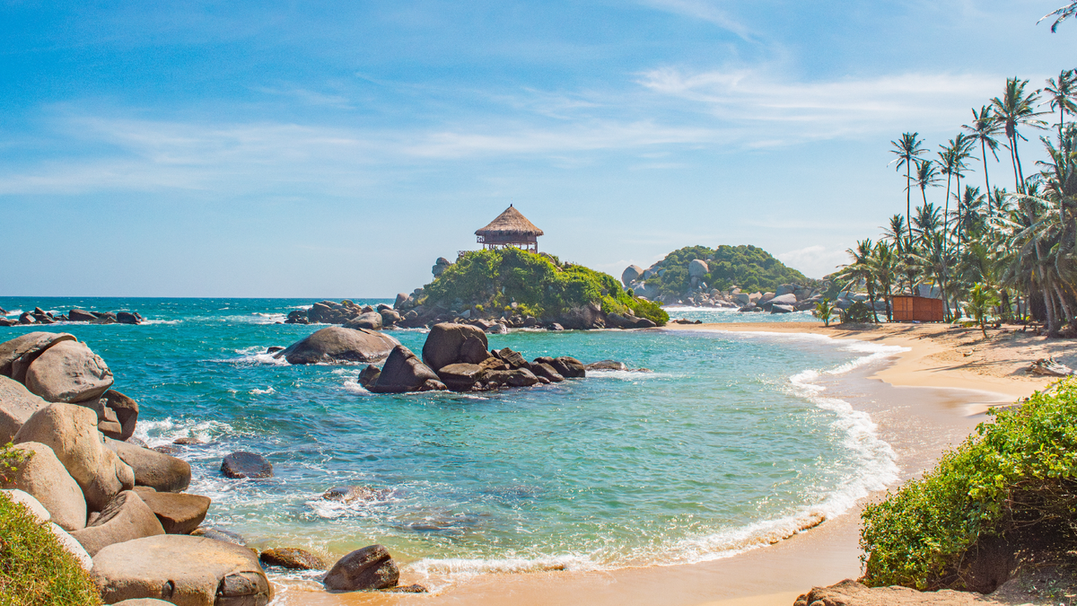 El Parque Nacional Tayrona fascina con su impactante naturaleza.