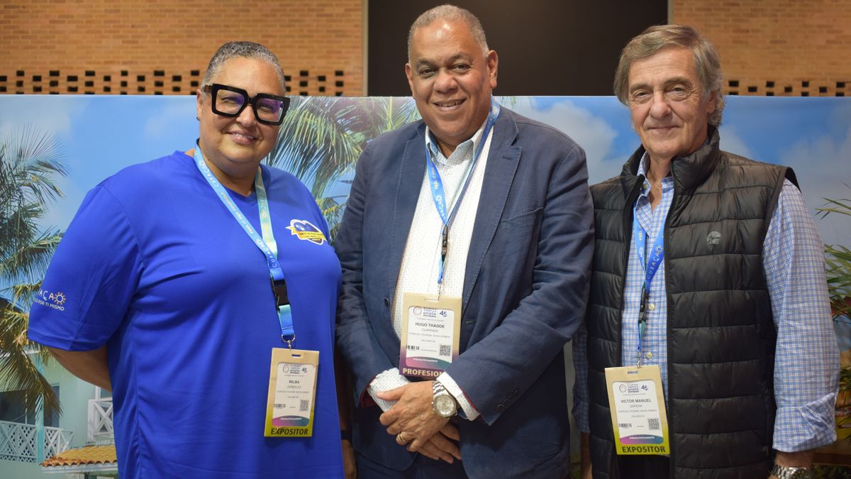 Wilma Gonz&aacute;lez, Hugo Clarinda y V&iacute;ctor Dapena de la Oficina de Turismo de Curazao en la Vitrina Tur&iacute;stica Anato 2026.