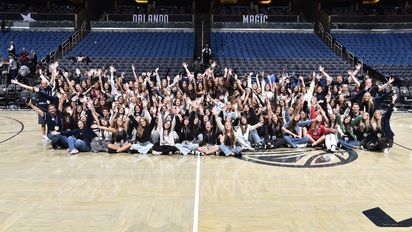 Entre los eventos exclusivos qe incluye la programación de Juan Toselli International Tours, las quinceañeras asistieron al encuentro de la NBA entre Orlando Magic y Charlotte Hornets.