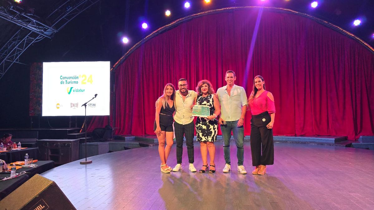 En el el Salon Arcos de cristal del Cabaret Tropicana, la convención de Vidatur realizaron juegos donde premiaron a los agentes de viajes.