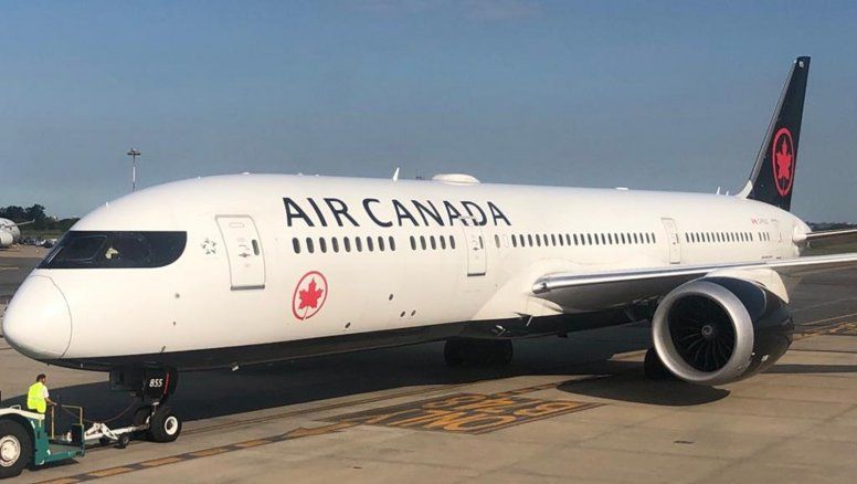 Uno de los Boeing B-787/9 de Air Canada, en la plataforma de Ezeiza.
