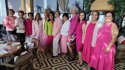 Claudia González, presidenta de AFEET nacional, junto a socias.