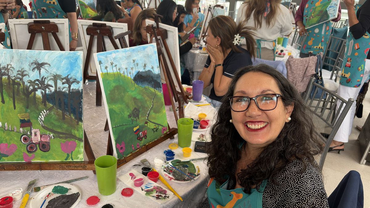Asistentes a evento de Mis Destinos participaron en una actividad con pintura.