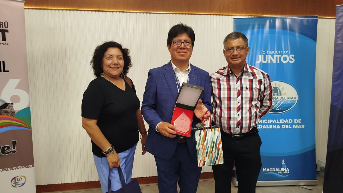 Richard Velásquez recibiendo un presente en la feria de Capotur. Richard Velásquez recibiendo un presente en la feria de Capotur.