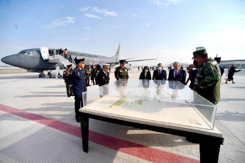 La cancelación del NAIM para adaptar el Aeropuerto de Santa Lucía como terminal aérea comercial fue una decisión polémica del gobierno de AMLO.&nbsp;