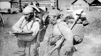 Una imagen de los Vladímir Arseniév y Dersu Uzala reales, de 1906. El oficial ruso escribió el libro autobiográfico sobre el que se basó el film de Kurosawa.