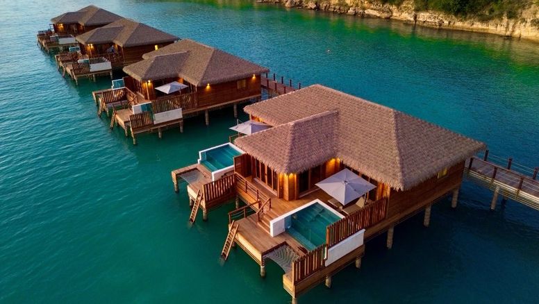 Así lucen las exclusivas suites sobre el agua del Royalton CHIC Antigua, An Autograph Collection All-Inclusive Resort – Adults Only de Blue Diamond Resorts.